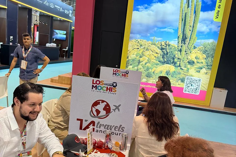 Módulo de la agencia en el Tianguis Turístico, con el cartel de Los Mochis, la ruta del Chepe