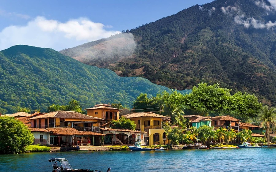Pueblo a la orilla del lago, frente al volcán